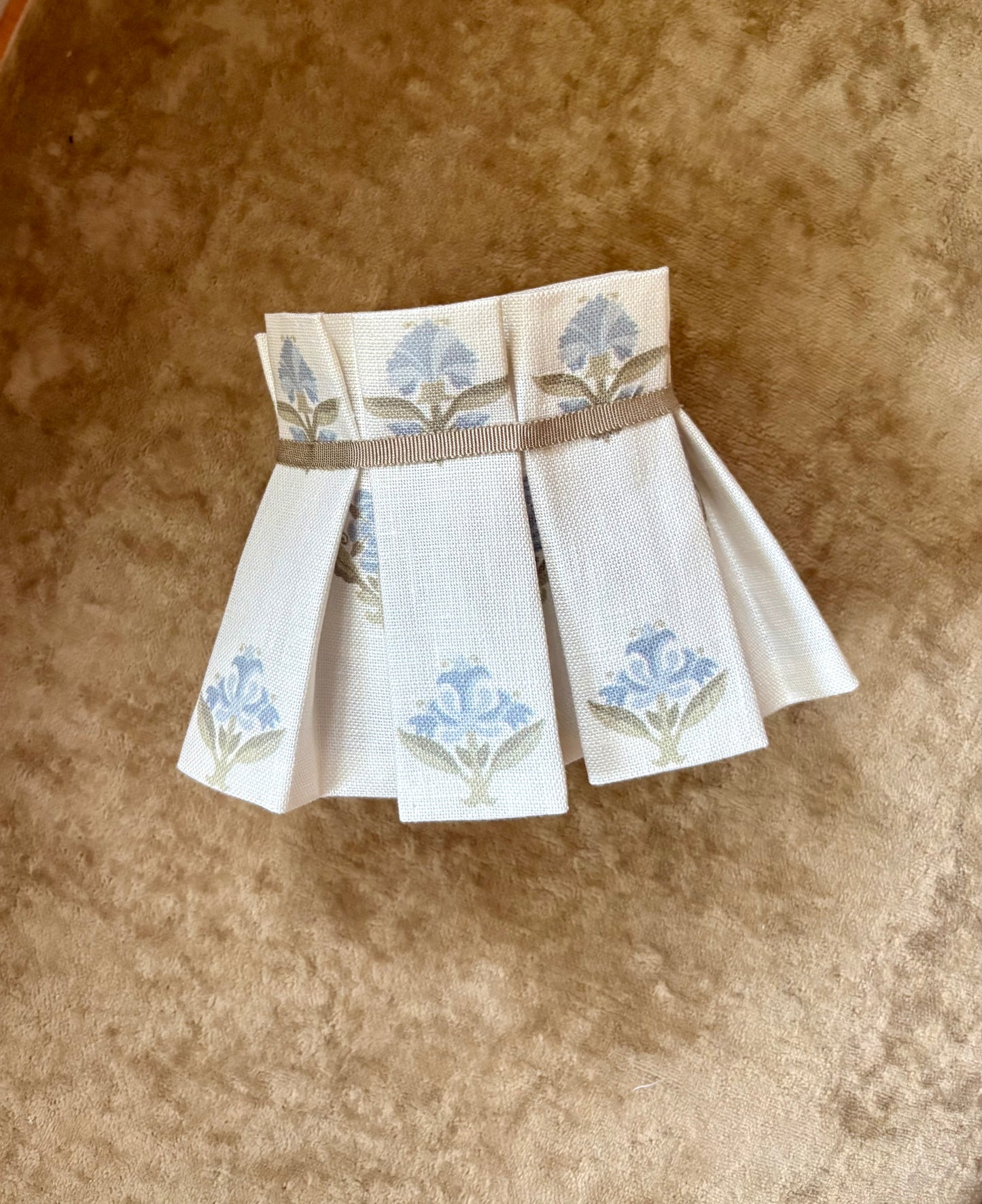 Pleated fabric lampshade for tabletop lamp - Hydrangea blue floral