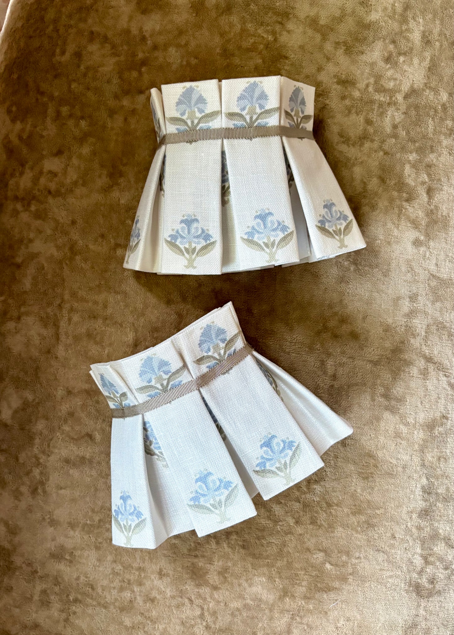 Pleated fabric lampshade for tabletop lamp - Hydrangea blue floral